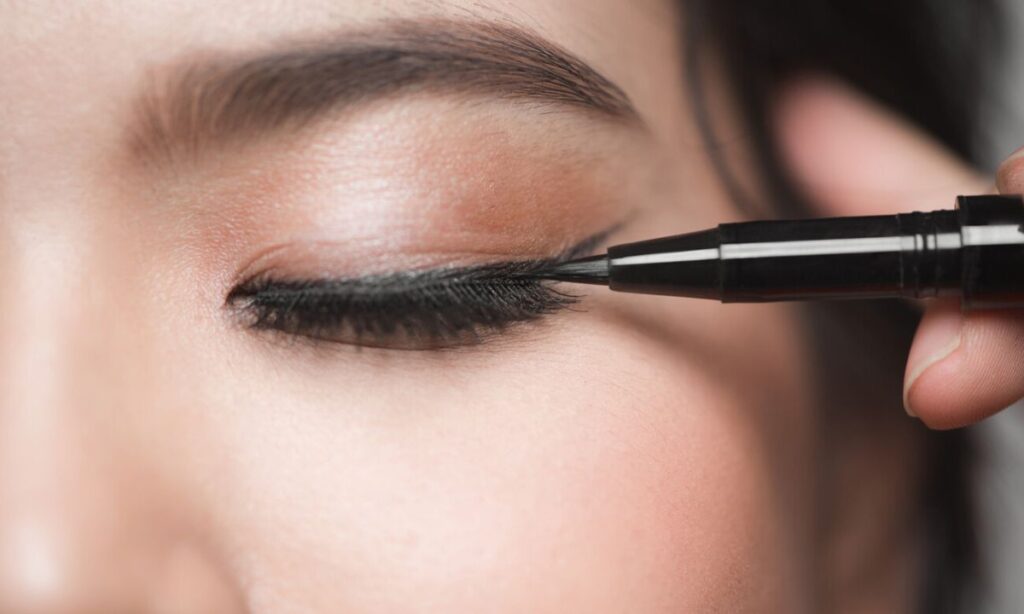 How to Apply Eyeliner